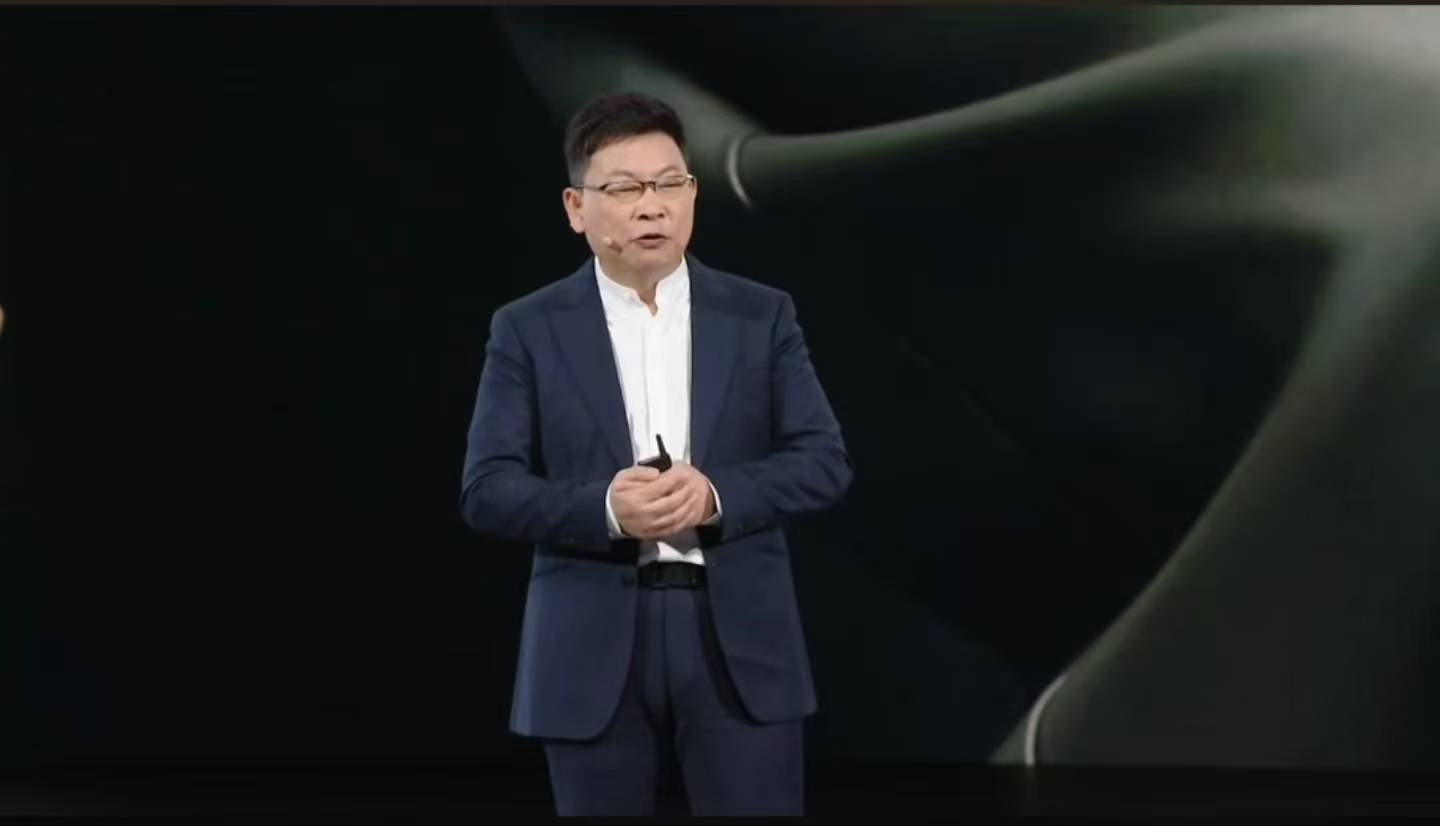 23999元起！华为首款鸿蒙折叠电脑亮相，已有上万人开始预约