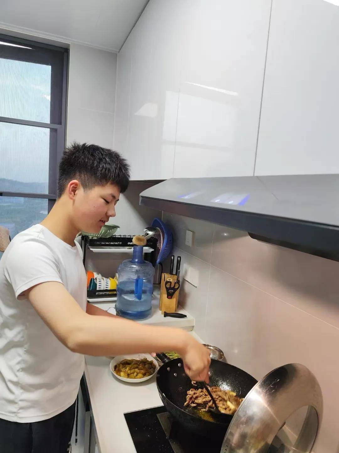 武汉一初中发布五月实践作业:去趟果园菜园吧