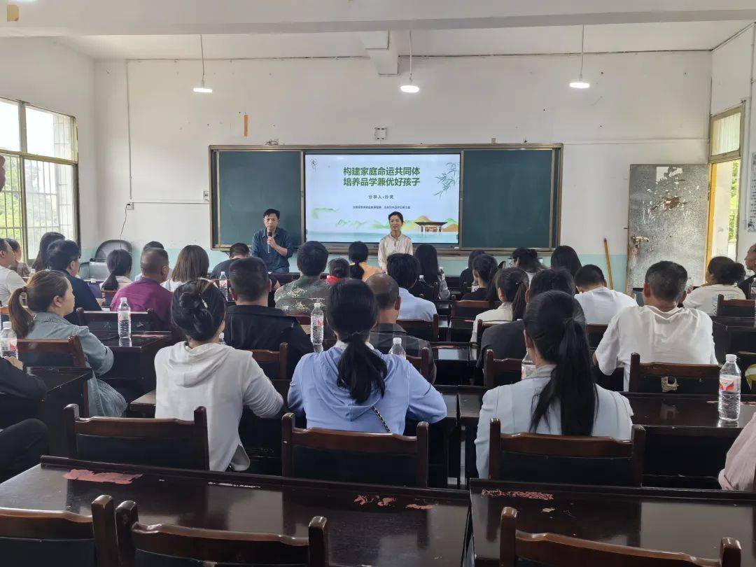 安顺市妇联家庭教育"七进"大讲堂走进普定县化处中学和县第五中学