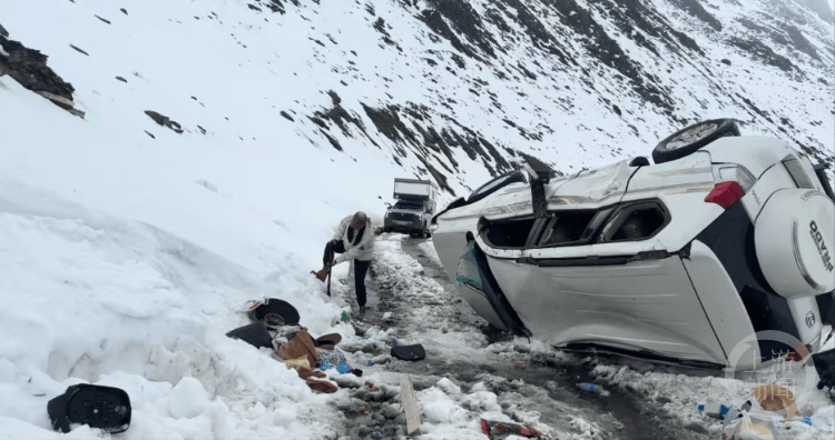 网红自驾博主“小小”甘孜海拔4000多米遇车祸救助四人