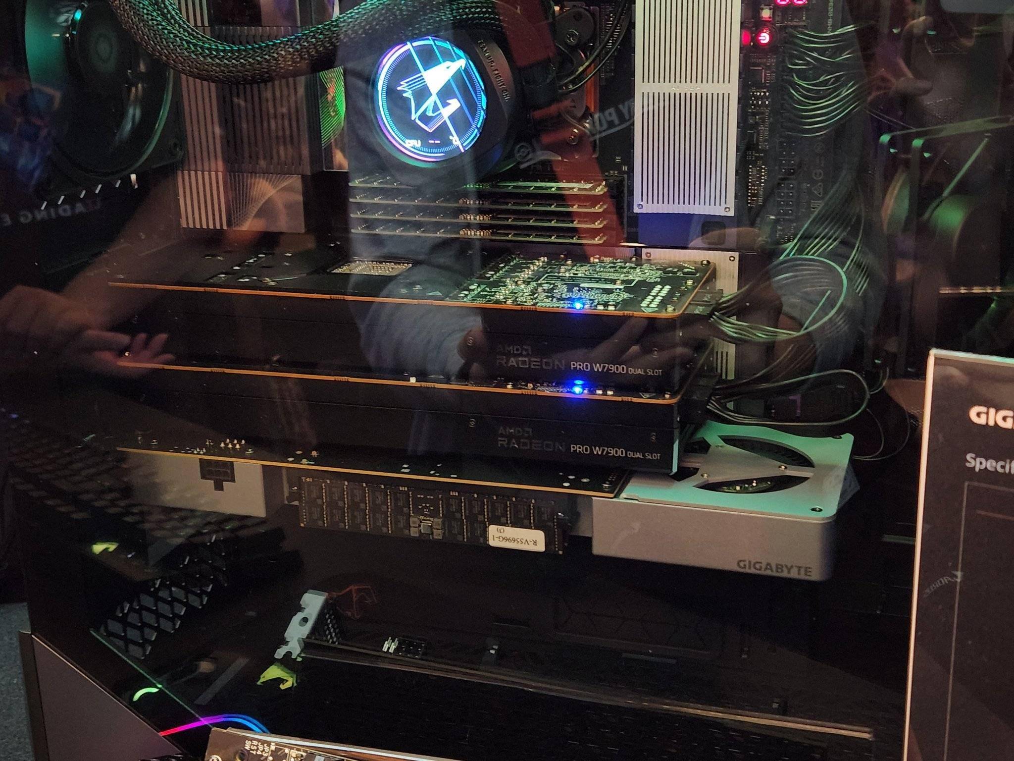 CXL 进入工作站：技嘉展示配备内存扩展卡的 AMD 锐龙线撕平台