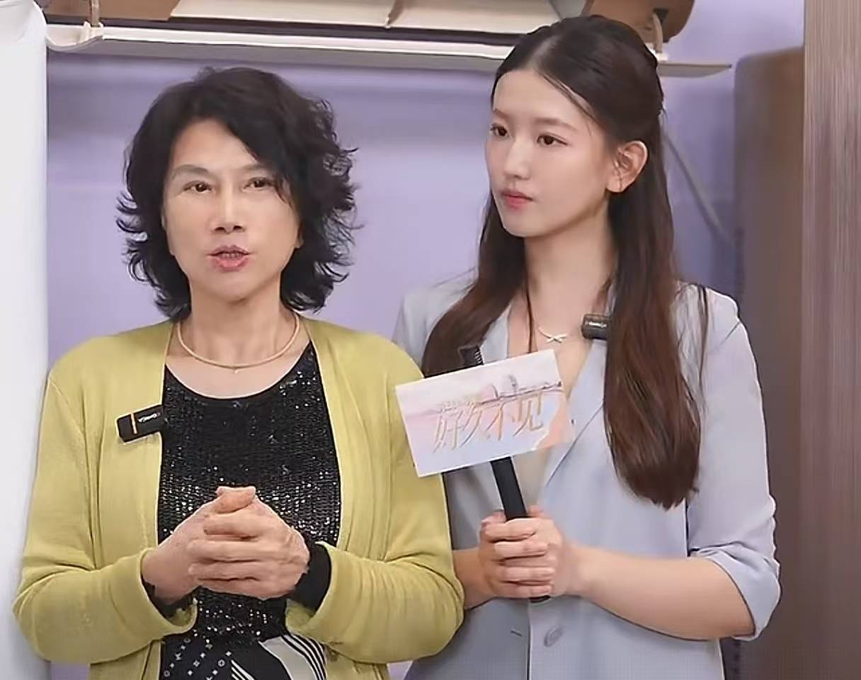 方洪波向左，董明珠向右