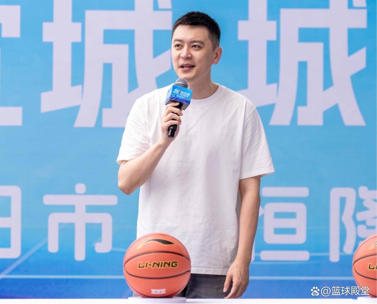 杨鸣出席篮球活动!讲话后抛球,与球迷互动,休赛季备战压力极大_辽宁_1_CBA