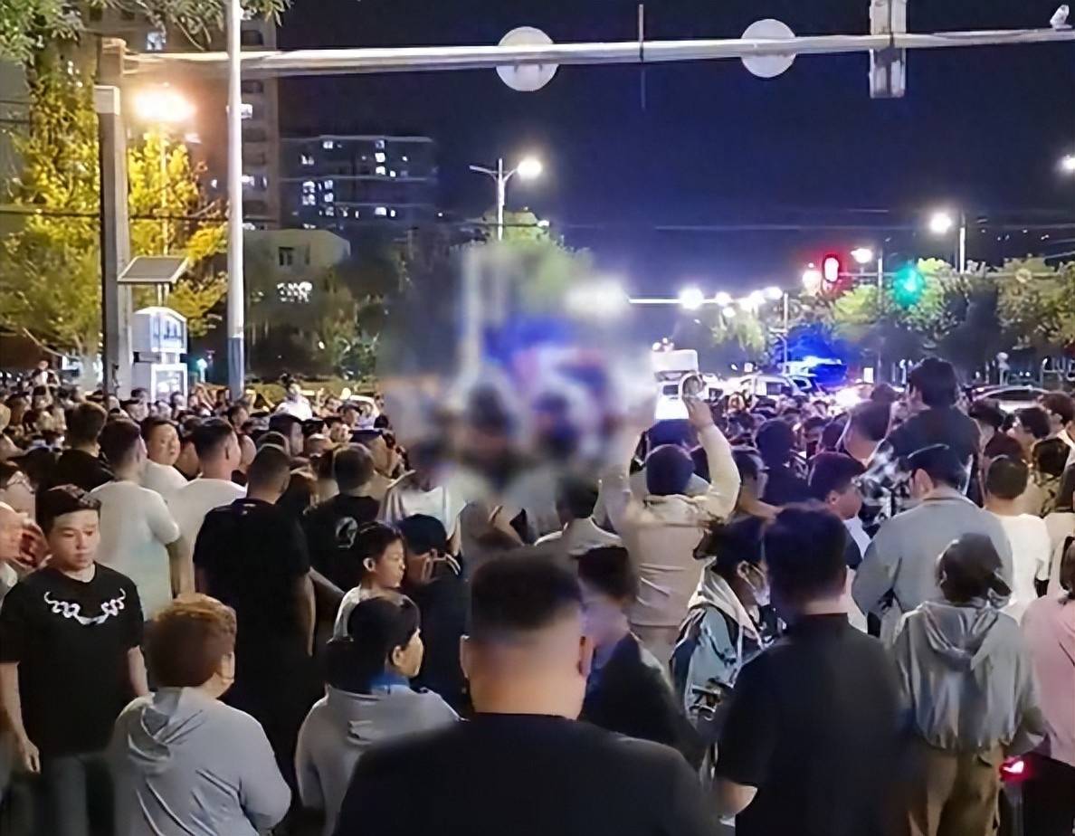 官方通报“城管商贩冲突大量群众围观”：商贩无证经营烧烤，拒不配合执法