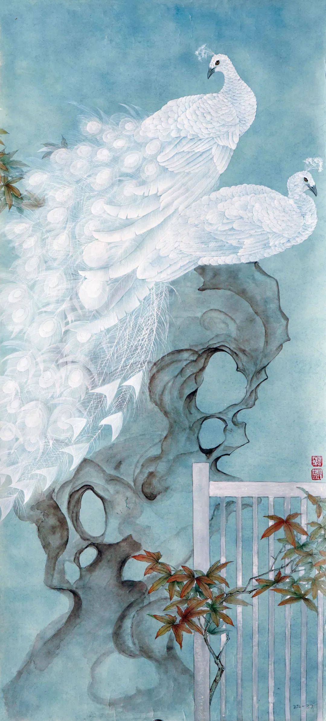 与珊瑚石构建出超现实的祥瑞空间,两只白孔雀如冰雕玉琢般静立珊瑚