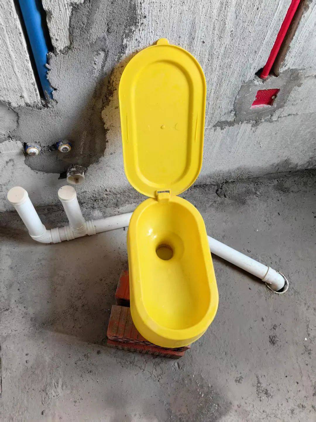 ④开关插座盒已盖板,下水管帽已盖上,⑤小便斗已清洗干净