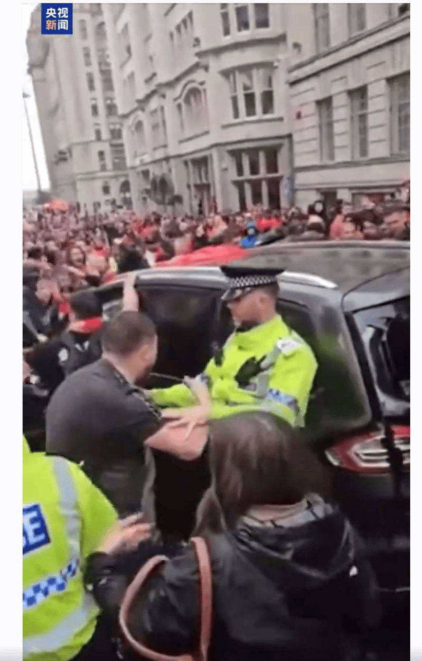 “现场一片混乱，有人被碾压”！英国一汽车冲撞人群伤及27人，当时数万名球迷正沿街庆祝，首相发声 -华闻时空