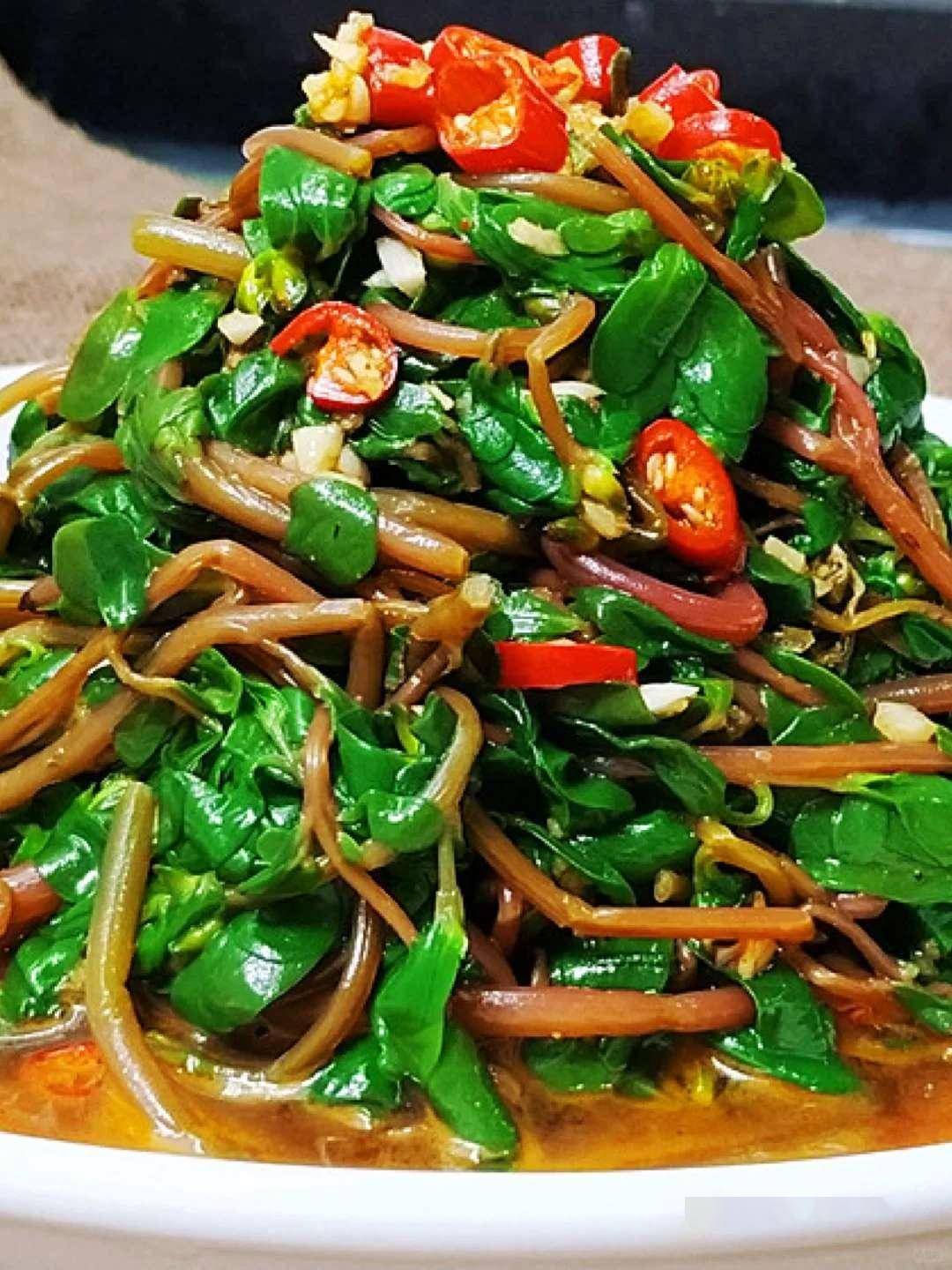 教你三种神仙吃法① 马齿苋鸡蛋饼把嫩叶切碎打两个鸡蛋加点面粉搅