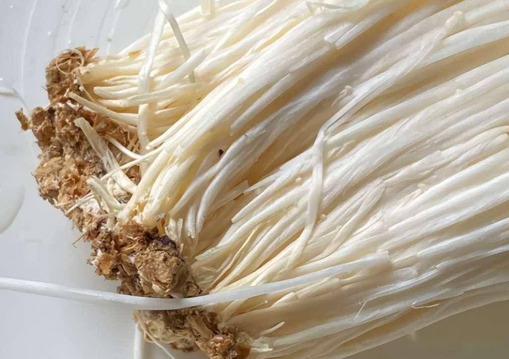 买金针菇:选"有根"还是"无根"?牢记"2买3不买",鲜嫩美味