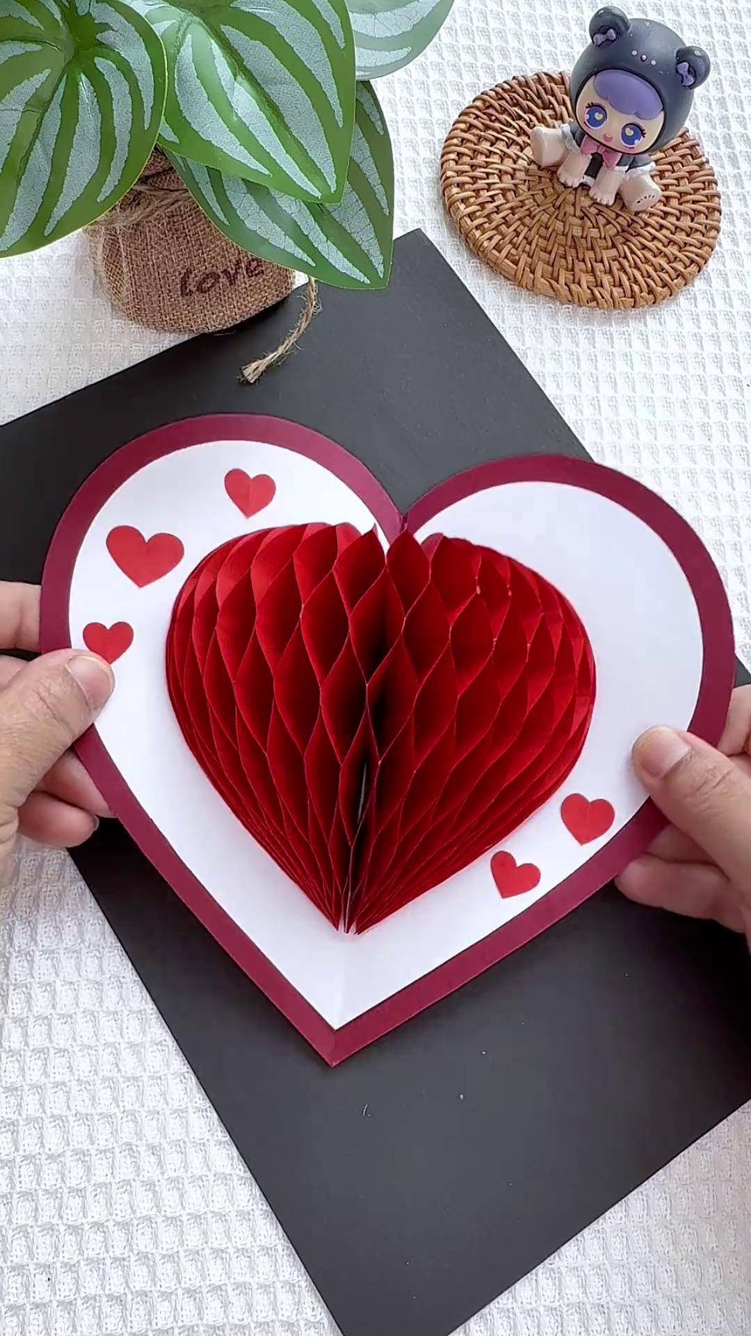 用彩色手工纸做好看的女神节贺卡!