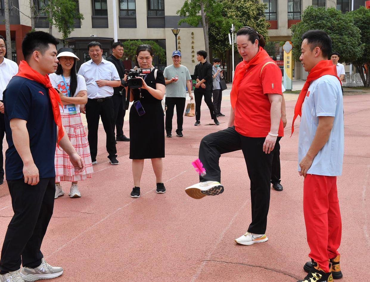 分享人生感悟 传承体育文化 奥运冠军走进小学校园