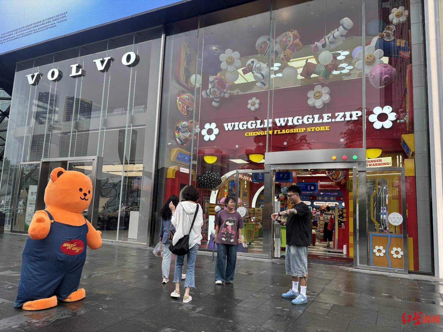 首店为何扎堆落地成都？5月开业即爆火：餐饮品牌日均翻台9轮，服装品牌千人候场