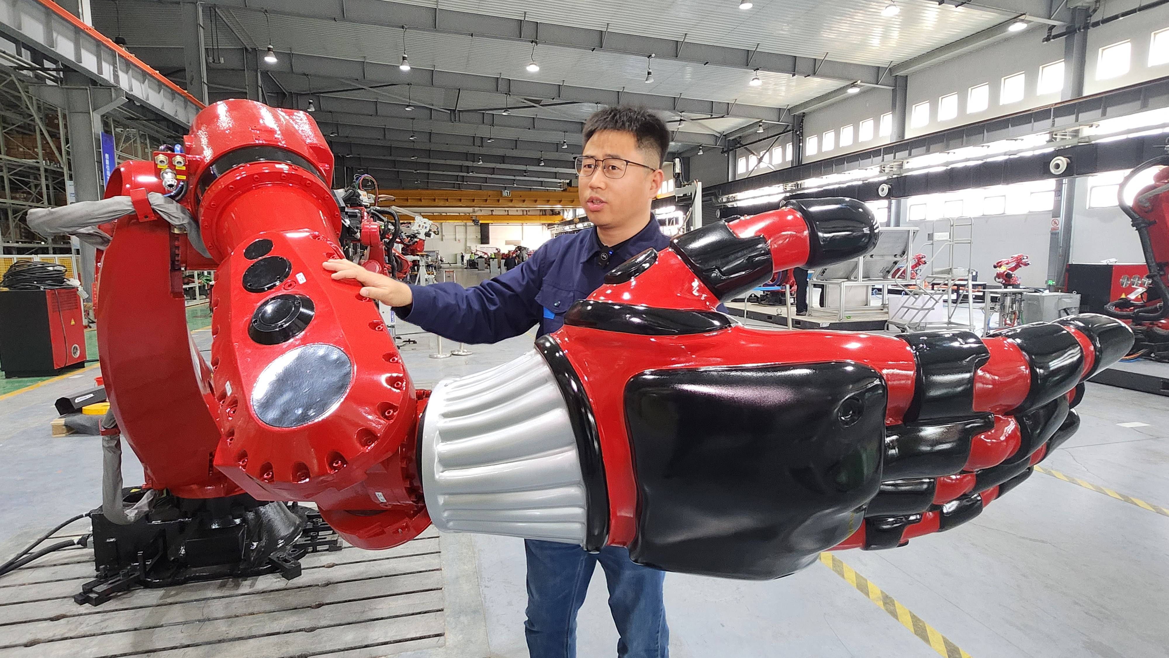 人机"执手"柔美共舞 新松新款大负载工业机器人亮相端午晚会