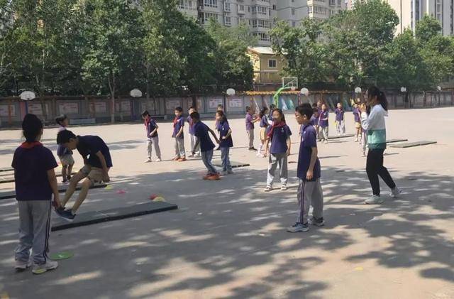 小学生室内体育活动视频教学(小学生室内体育运动项目有哪些)