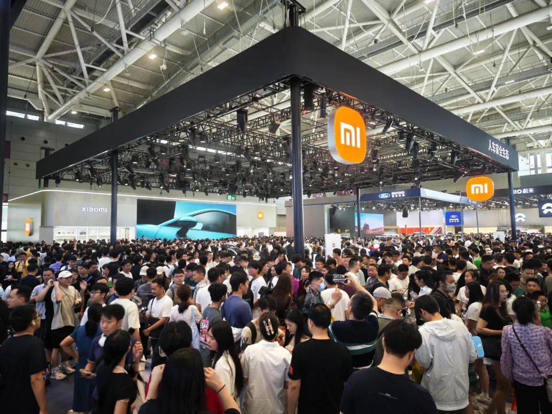 吃瓜群众的梗大湾区车展小米挤满了人奔驰挤满了车