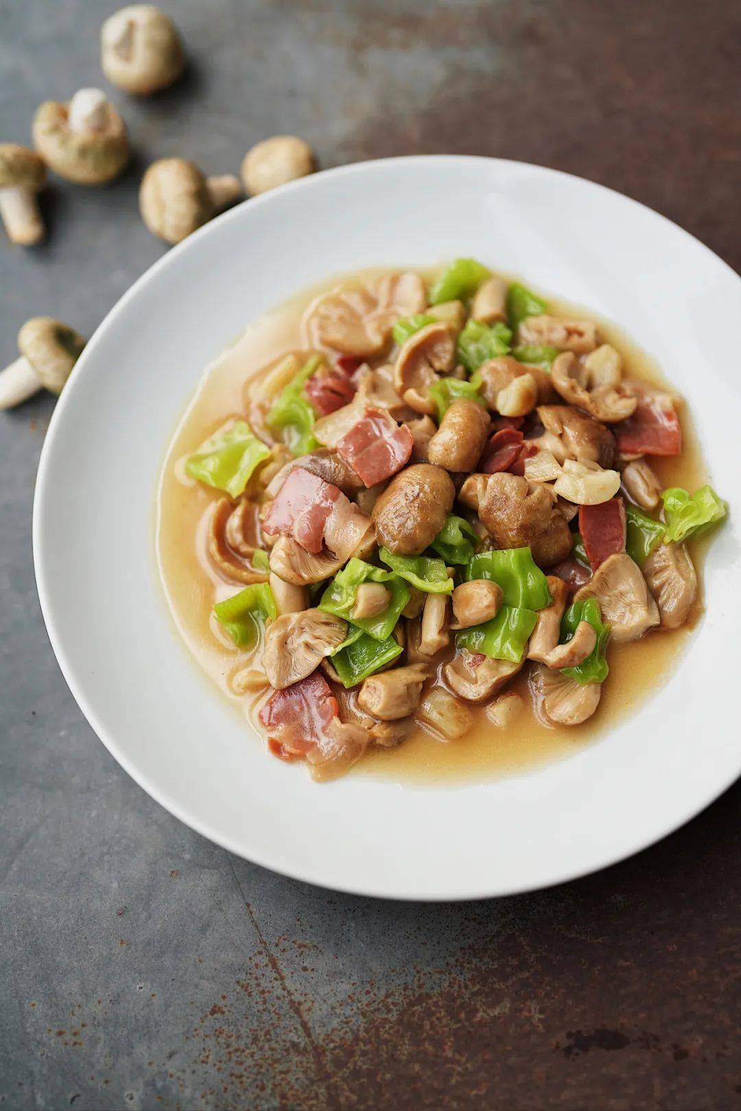 stir-fried pine mushroomwith green chili pepper青辣子炒松毛菌松
