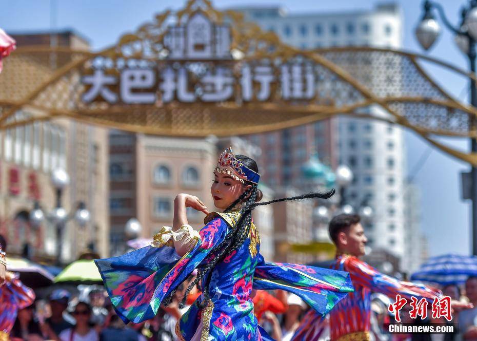 新疆各族民众欢度古尔邦节