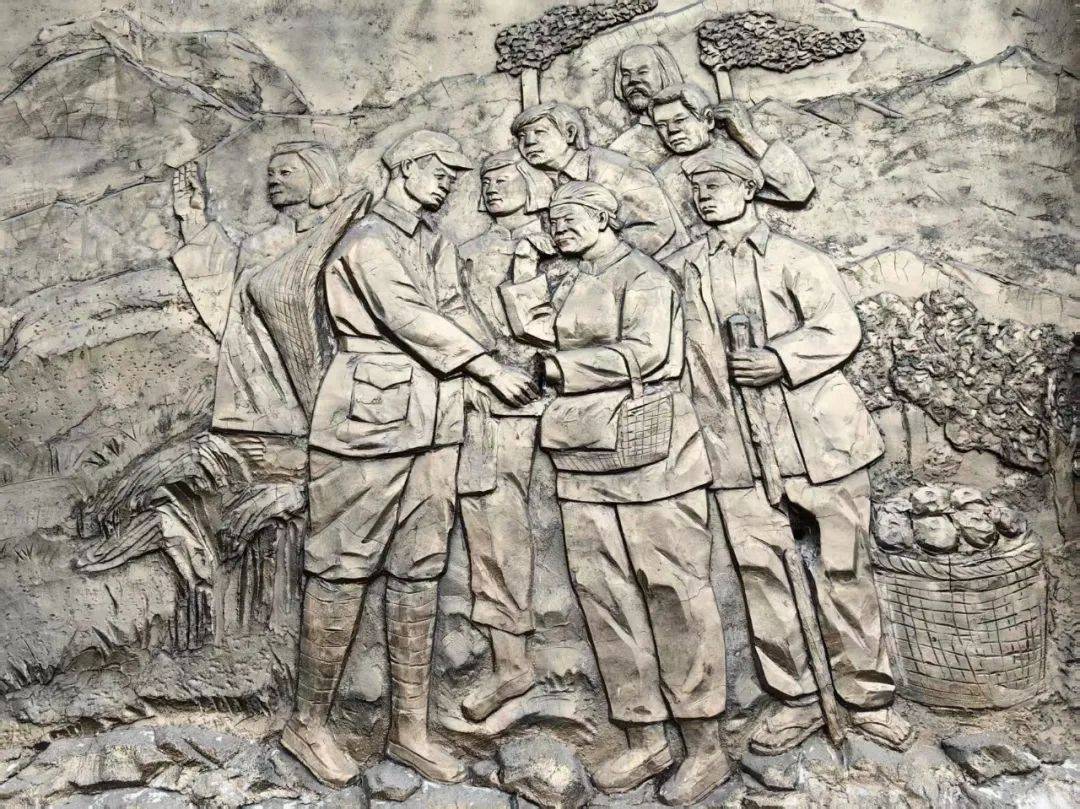 一段风雨如晦的岁月,而红军行经开阳壁画,村民送别红军浮雕等红色元素