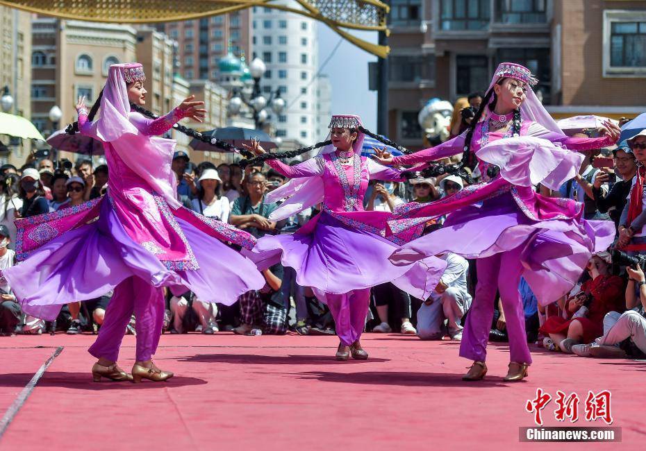 新疆各族民众欢度古尔邦节