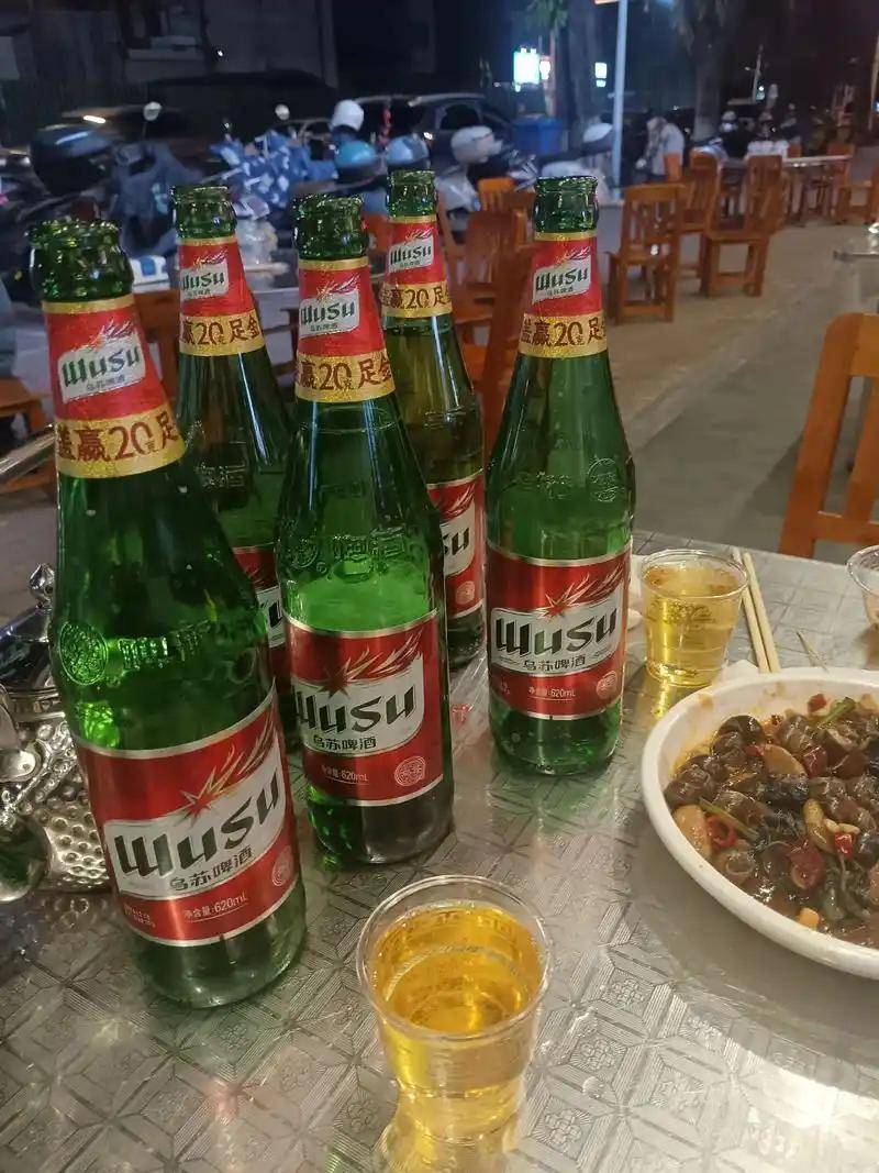 曾经风靡的乌苏啤酒,为啥现在不火了?饭店老板:4个原因很现实