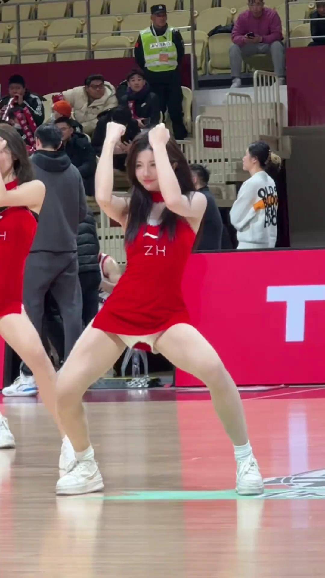 帅!比赛现场 啦啦队 直拍 这谁顶得住啊 cba