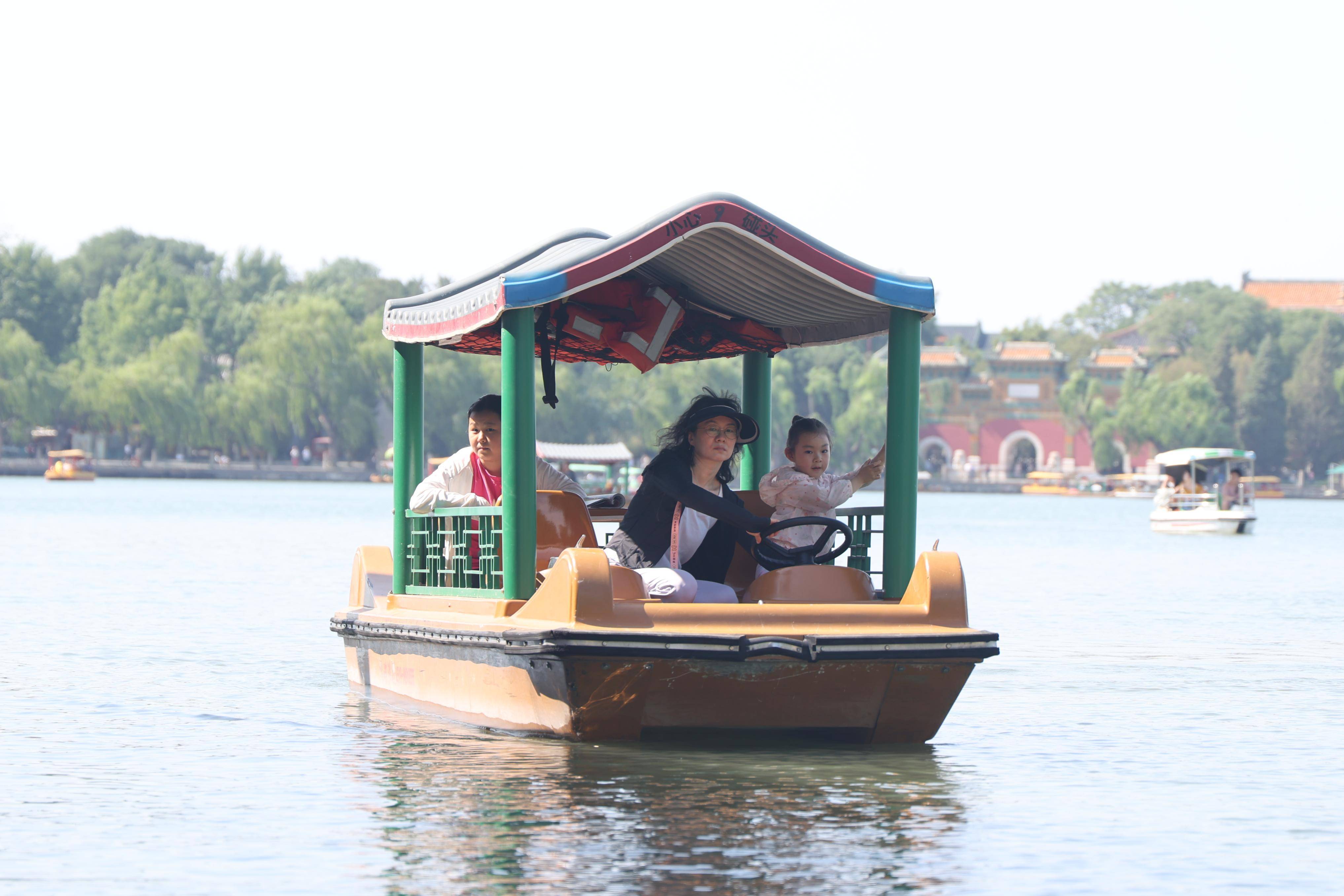 北海公园碧波荡漾 市民乐享"荡起双桨"晴好时光