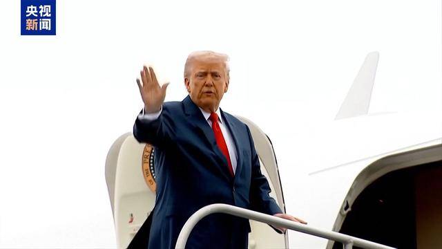 视频丨美国总统特朗普登机时几乎被绊倒 网友称想起拜登 