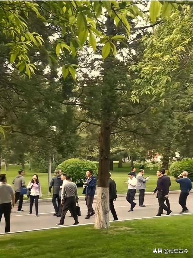 不迎合、不巴结、不打招呼，校领导、系主任，通通给韦神让路！