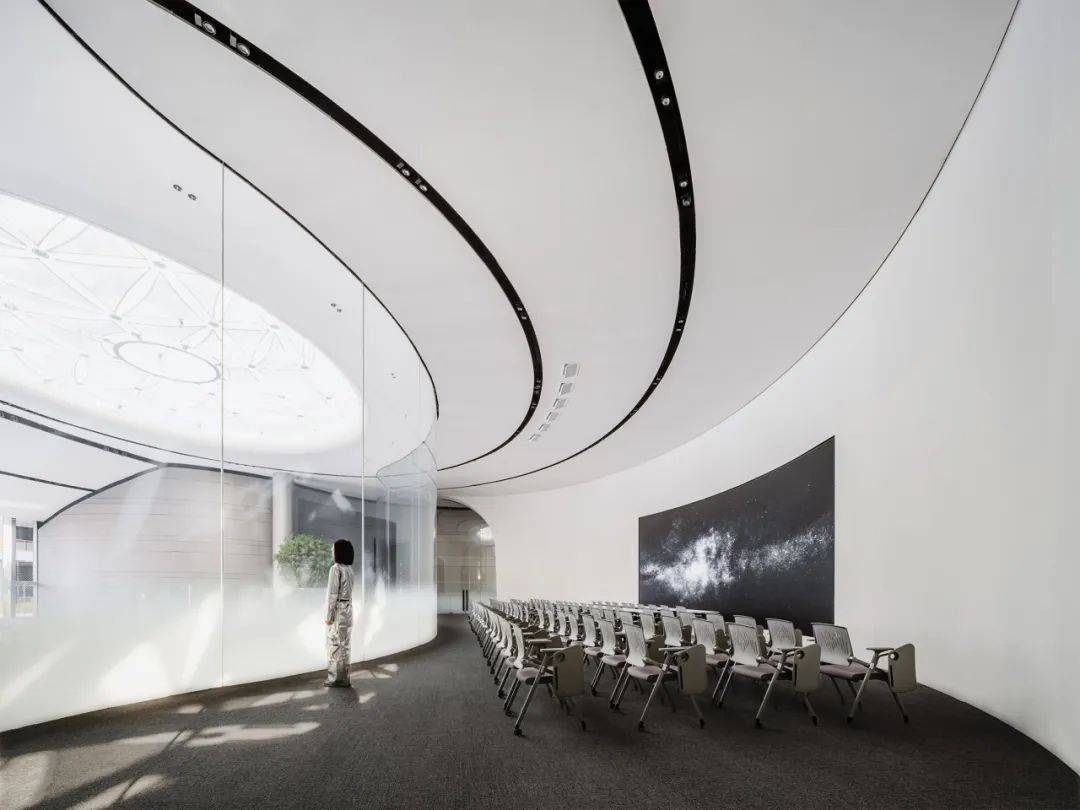 广州科学城广开云领科技城全球路演中心 / 共生形态设计