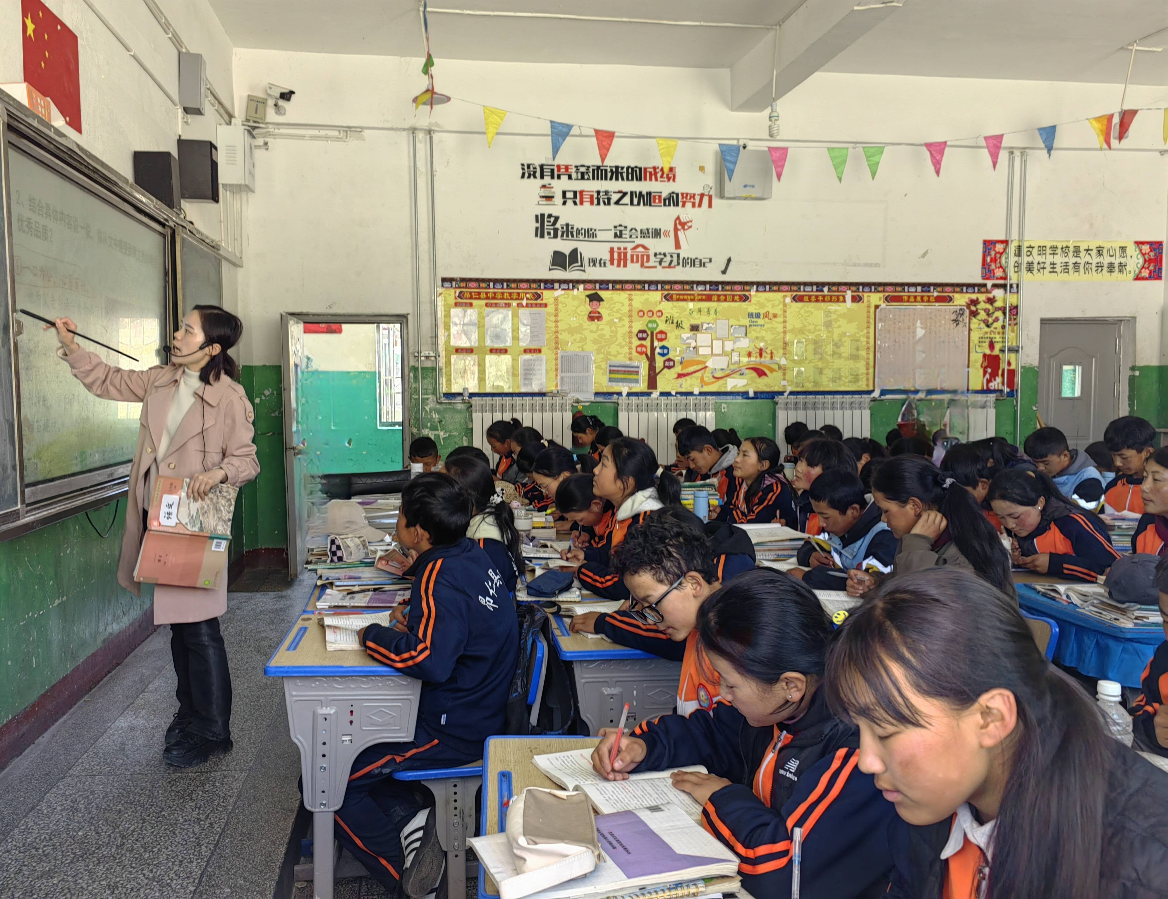   昂仁县中学位于西藏日喀则市昂仁县,6月10日,当记者走进昂仁
