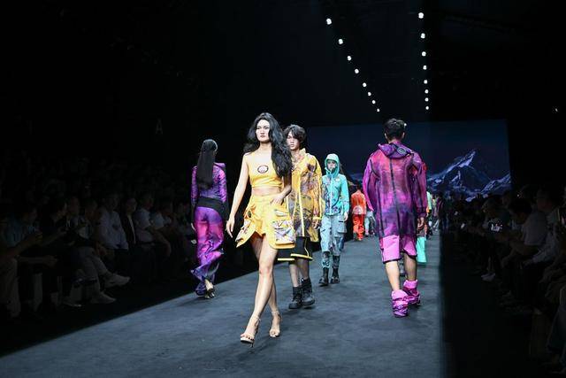 天津时装周上的科技与时尚