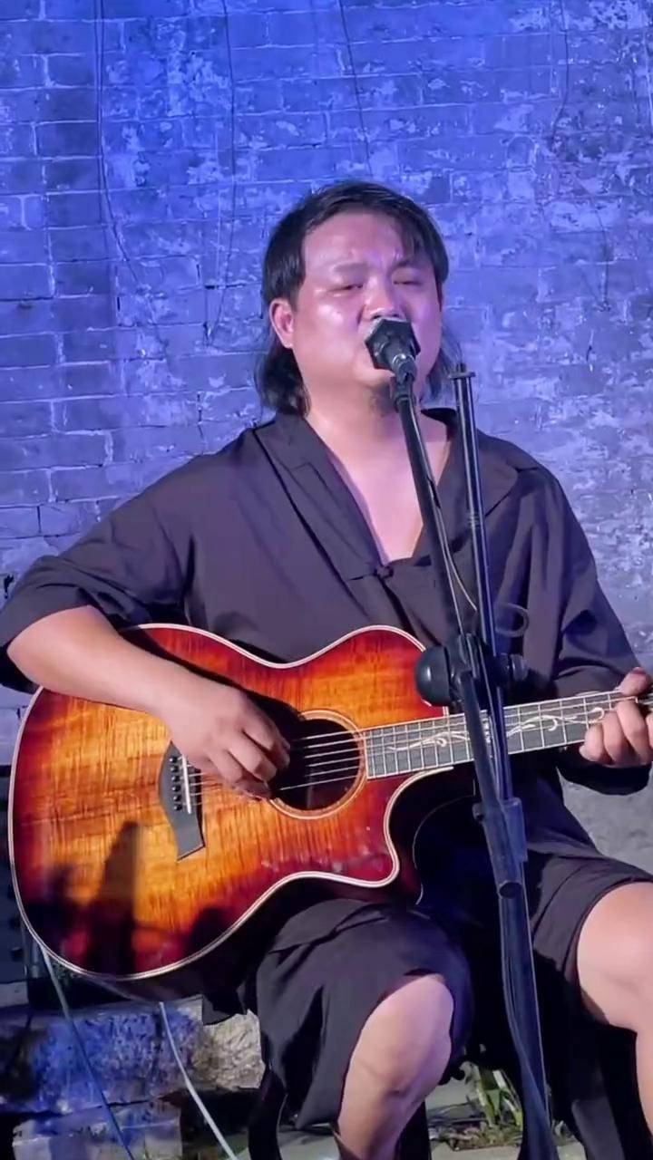 音乐现场 我说万般皆是命是生活所迫吉他弹唱 自弹自唱