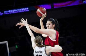 “女版姚明”张子宇国家队首秀轰18分