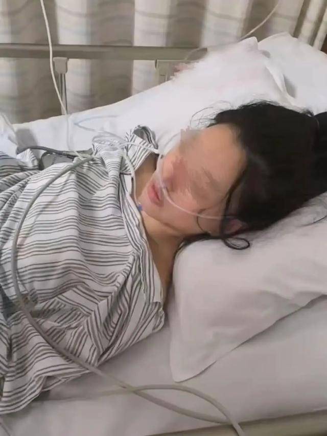 29岁女子商场遭挟制被捅数刀，靠假体躲过丧命一击