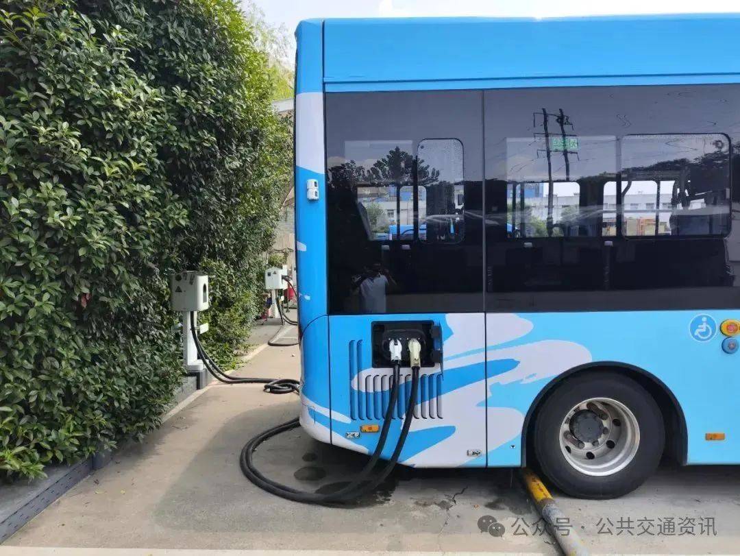 目前,20处场站,1050辆纯电动公交车已具备智能错峰充电能力,预计年