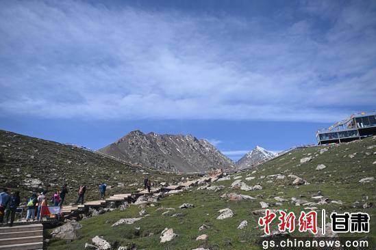 晨曦中的巴尔斯雪山：裕固族心中的信仰图腾