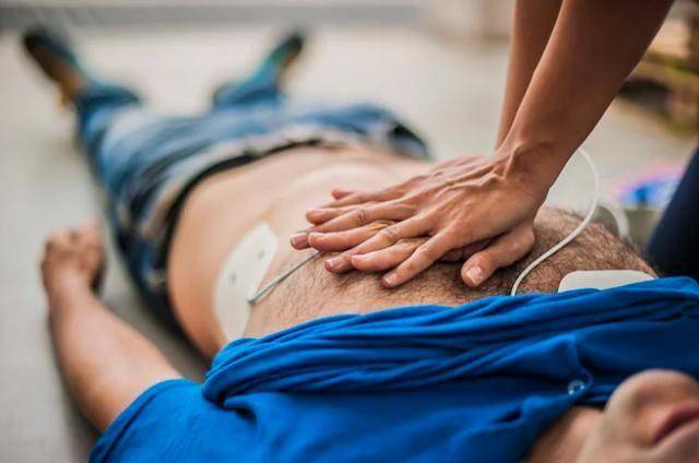 越来越多人突然猝死，医生忠告：猝死之前，身体会发出3个信号