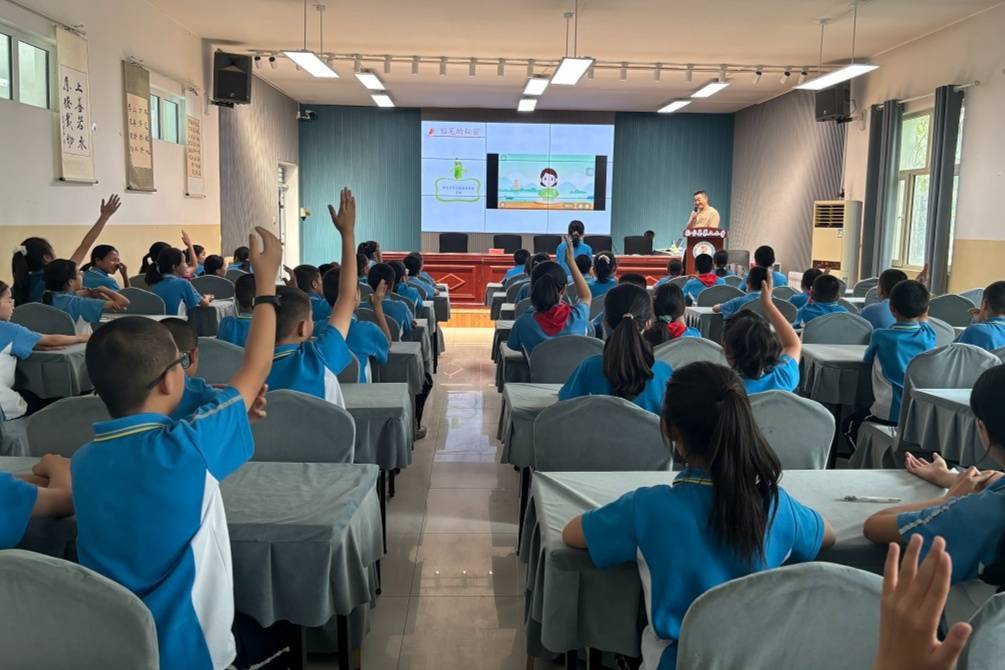 铅笔芯里藏科学！轮台县四校师生共赴石墨烯与科技造物的探索之旅