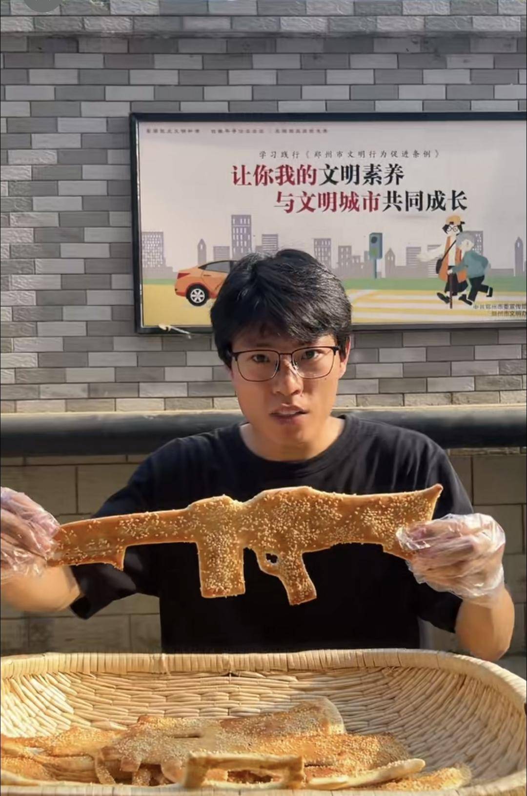 研究生小伙摆摊卖创意烧饼走红