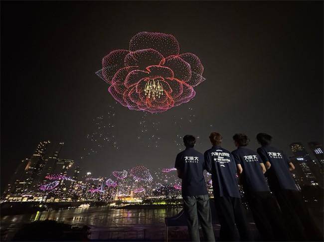 大漠大11787架无人机点亮重庆夜空，刷新吉尼斯世界纪录
