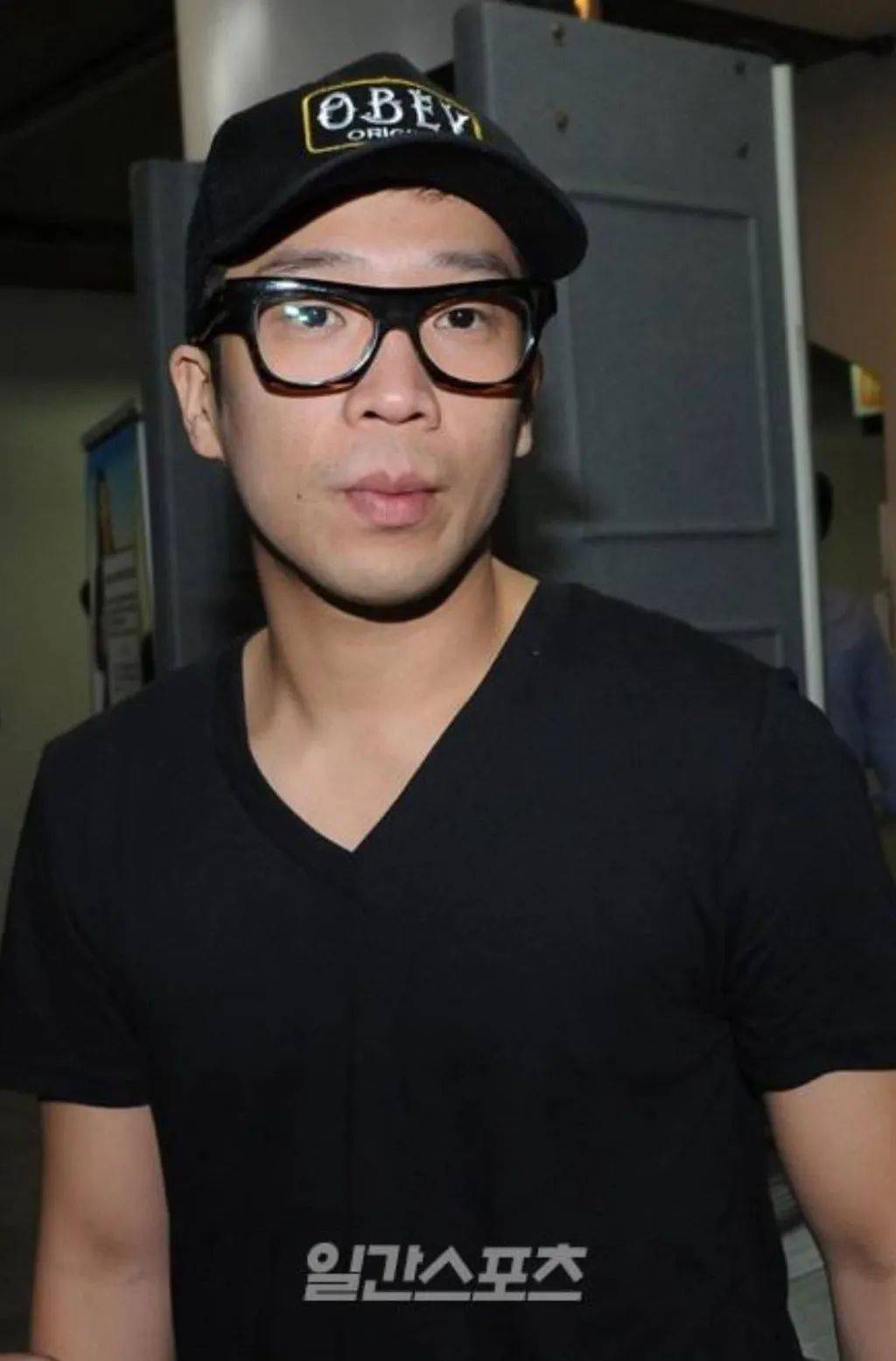 公司第一时间宣布与周鹤年解约,把他直接踢出组合,还顺手把mc梦免了职