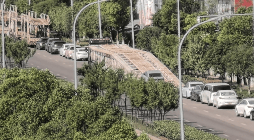 谁有黄站:中国之声特别报道丨“飞机板”在高速公路上“横冲直撞”，非法改装的超限车辆为什么能畅行无阻？