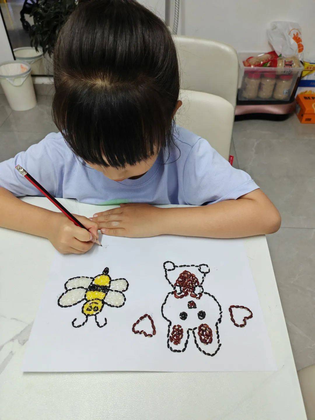 小米,大米,绿豆,黑豆等五颜六色的粮食,拼贴出一幅幅充满童趣的种子画