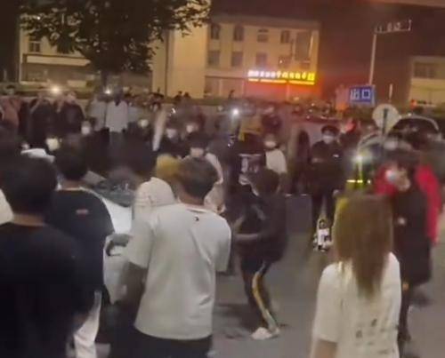 山东2男子被23人群殴后续:闹事原因曝光,视频画面堪比黑社会!