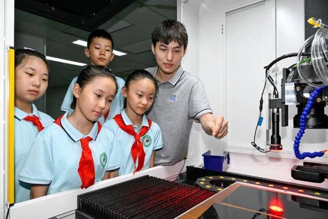 合肥市杏林小学学子零距离探秘激光“黑科技”