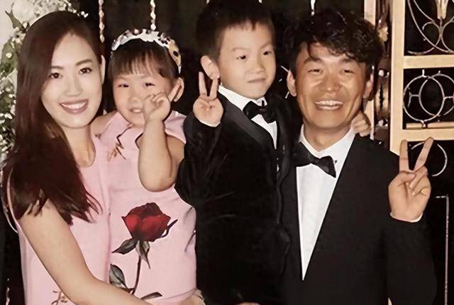 离婚9年，王宝强的一双儿女都“以他为荣”，马蓉彻底后悔了吧？