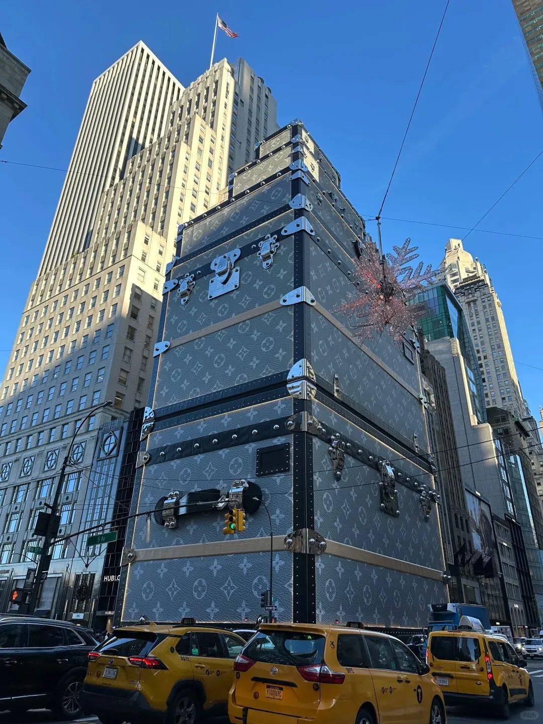 上海市中心惊现lv豪华游轮?太酷了!