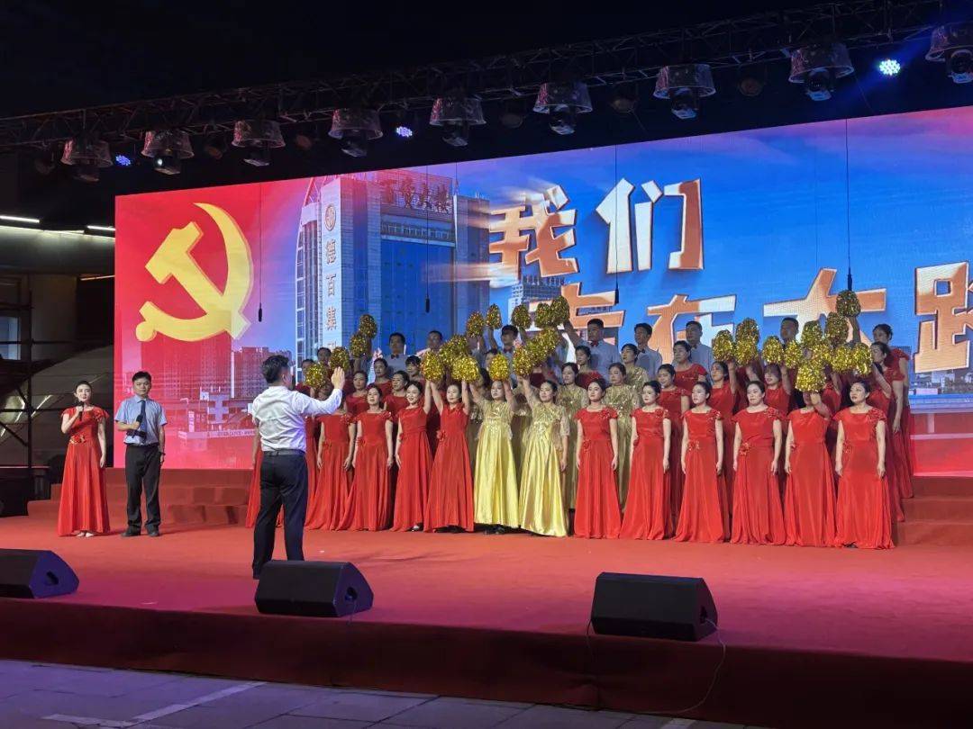 党旗高飘扬德百声嘹亮德百集团2025首场迎七一红歌汇演在德百大楼唱响