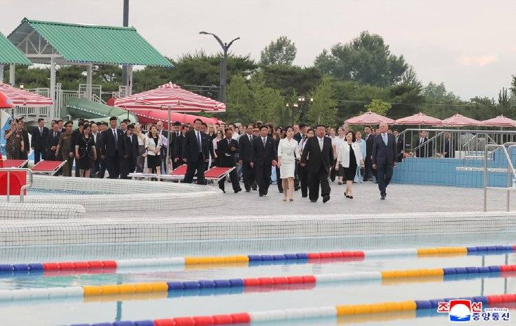 时隔一年半，金正恩妻子李雪主再露面