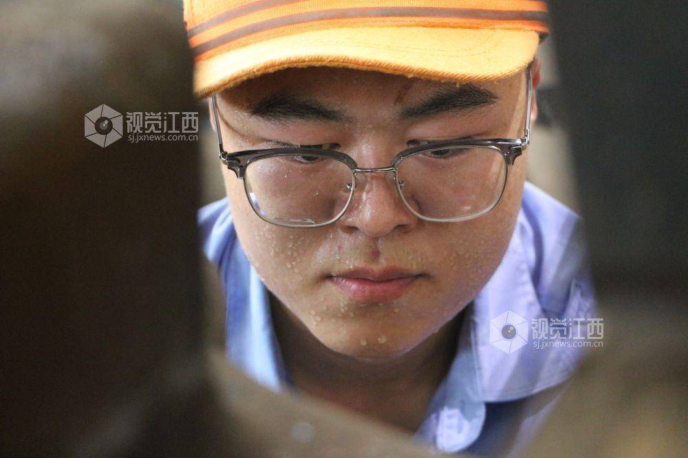 致敬高温下的坚守:他们用汗水诠释奋斗的姿态